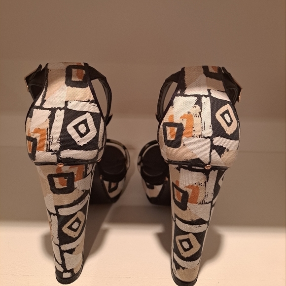 Ms. Mary Mac Blair hand designed platform sandals with gold plated ankle straps - Picture 5 of 11